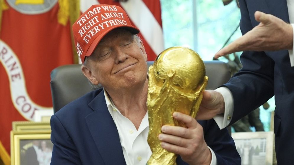 বিশ্বকাপ ট্রফি হাতে ট্রাম্প- ‘ফেরত দেব বলে মনে হয় না’
