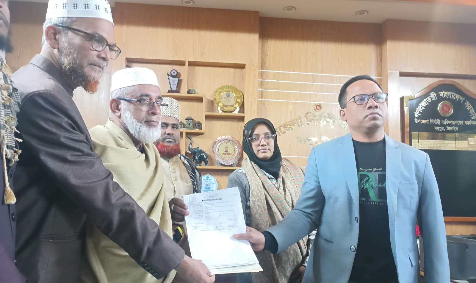 টাঙ্গাইল-১ আসনে মনোনয়নপত্র জমা দিলেন অধ্যক্ষ মোন্তাজ আলী