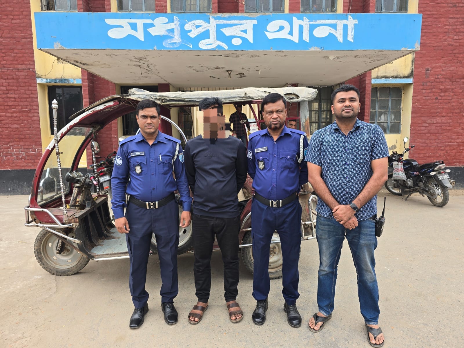 মধুপুরে অটো চুরির মামলার রহস্য উদঘাটন, চোর গ্রেফতার 