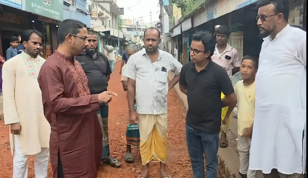 সংবাদ প্রকাশের পর সাথী সিনেমা হল রোডে ইউএনও, নিম্নমানের খোয়া সরানোর নির্দেশ