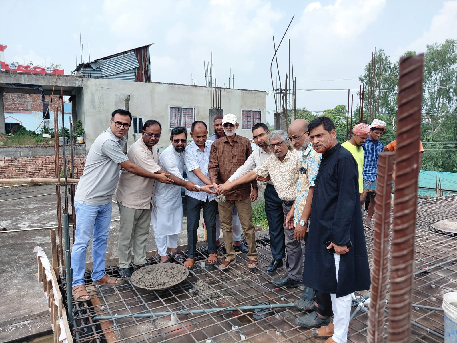 মধুপুর প্রেসক্লাবের দ্বিতল ভবনের ছাদ ঢালাইয়ের উদ্বোধন