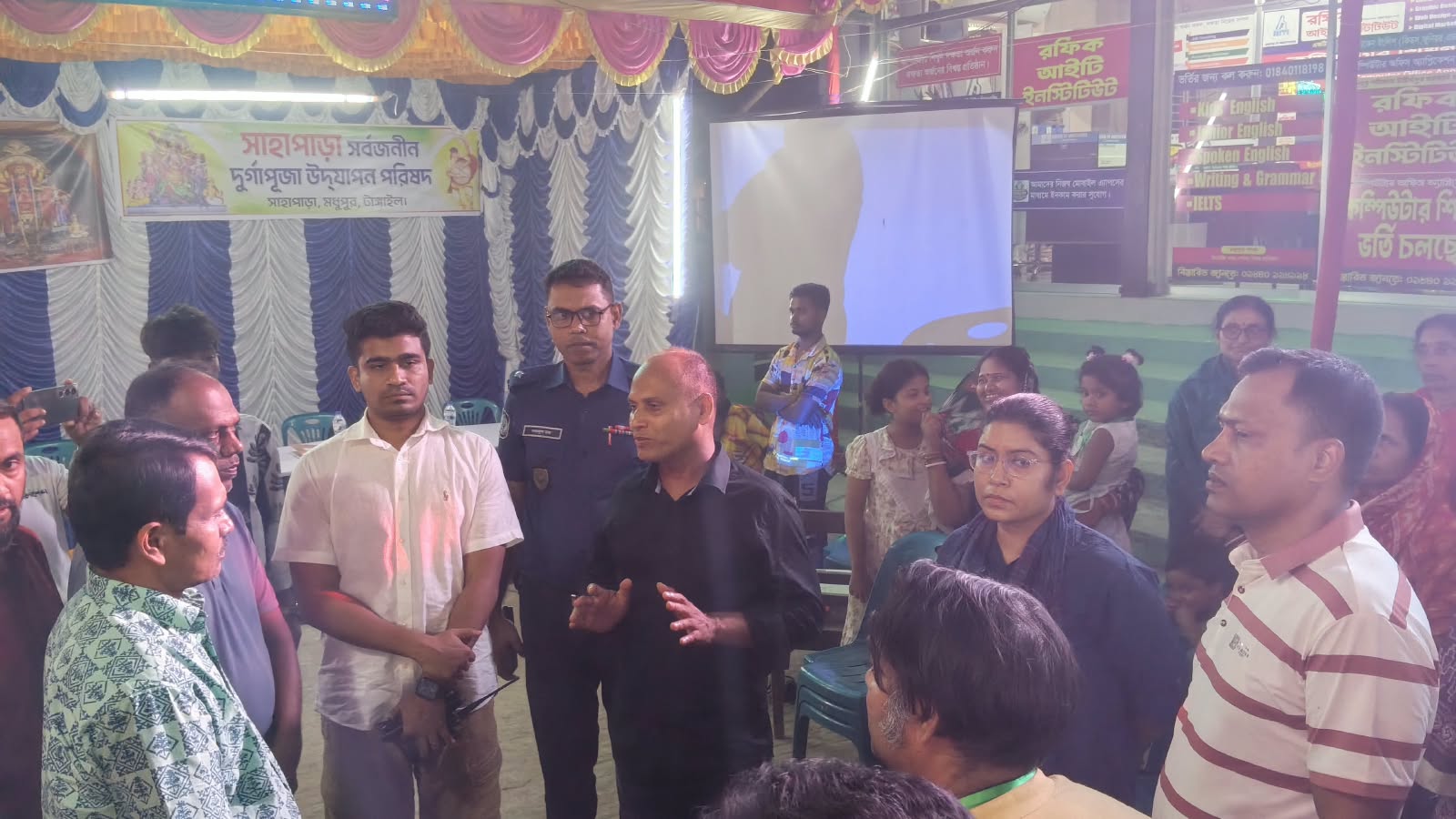 মধুপুরে পূজামণ্ডপ পরিদর্শন করলেন অতিরিক্ত পুলিশ সুপার রবিউল ইসলাম